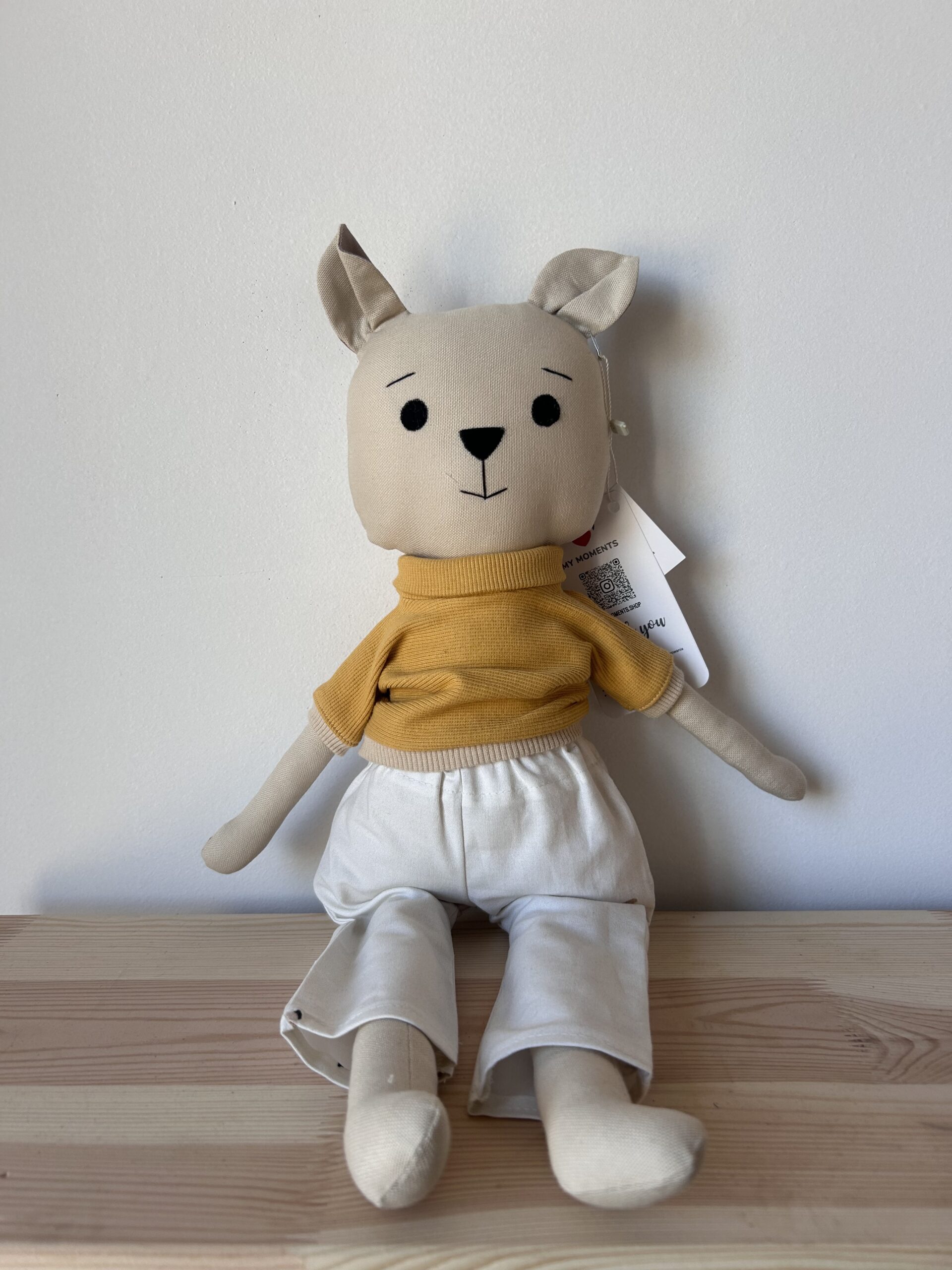 Ręcznie robiona lalka szmacianka miś Eryk w żółtym sweterku