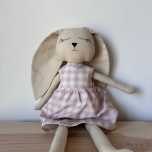 Ręcznie robiona lalka szmacianka królik Hania w różowej sukience