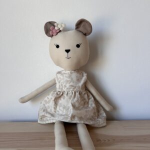Ręcznie robiona lalka szmacianka miś Matylda w beżowej sukience