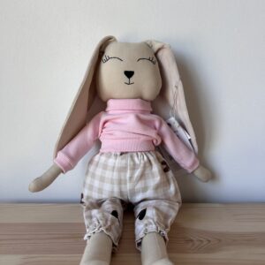 Ręcznie robiona lalka szmacianka królik Bianka w różowej bluzeczce
