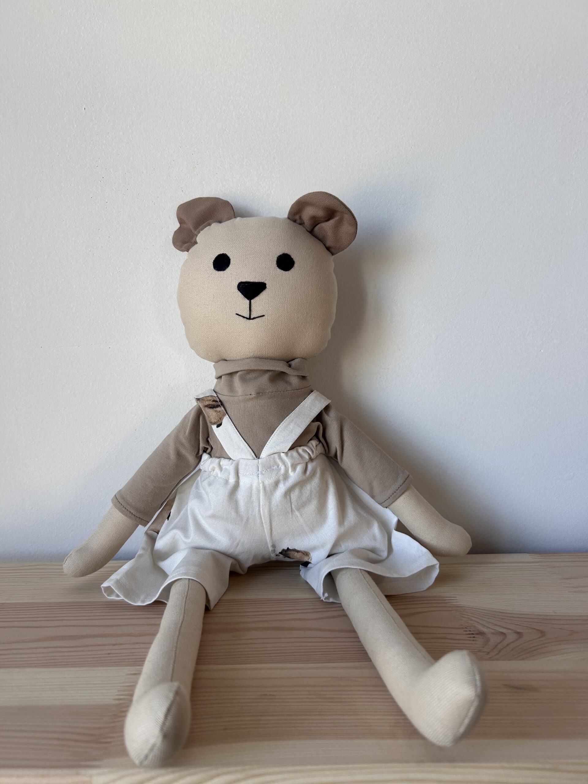 Ręcznie robiona lalka szmacianka miś Kacperek w ogrodniczkach