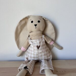 Ręcznie robiona lalka szmacianka królik Leon w estetycznych ogrodniczkach