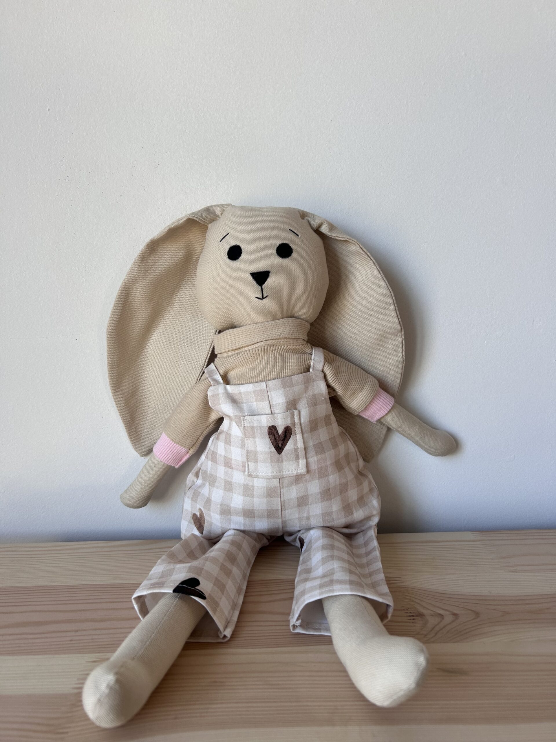 Ręcznie robiona lalka szmacianka królik Leon w estetycznych ogrodniczkach