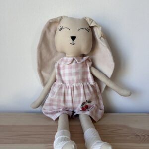 Ręcznie robiona lalka szmacianka królik Lena w różowej sukience