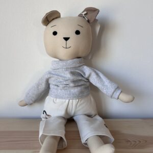 Ręcznie robiona lalka szmacianka miś Kubuś w szarej bluzeczce