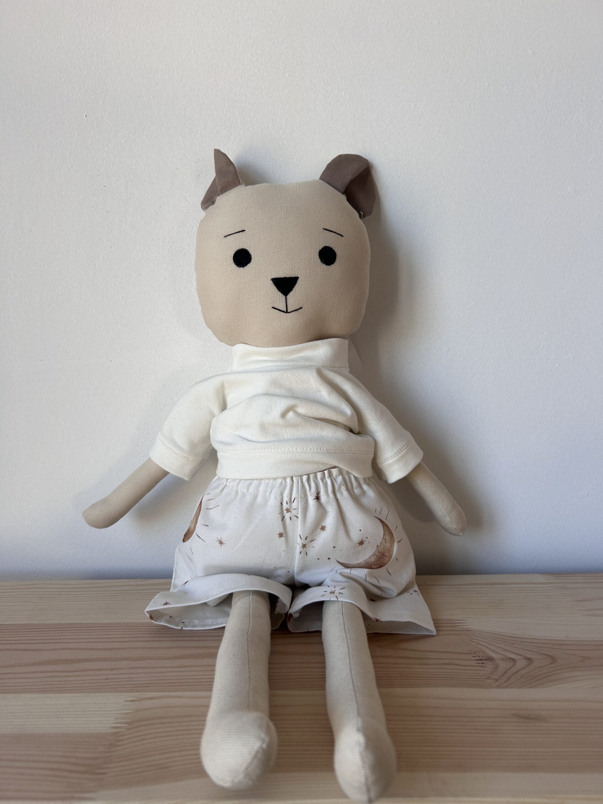 Ręcznie robiona lalka szmacianka miś Szymon w białym ubranku
