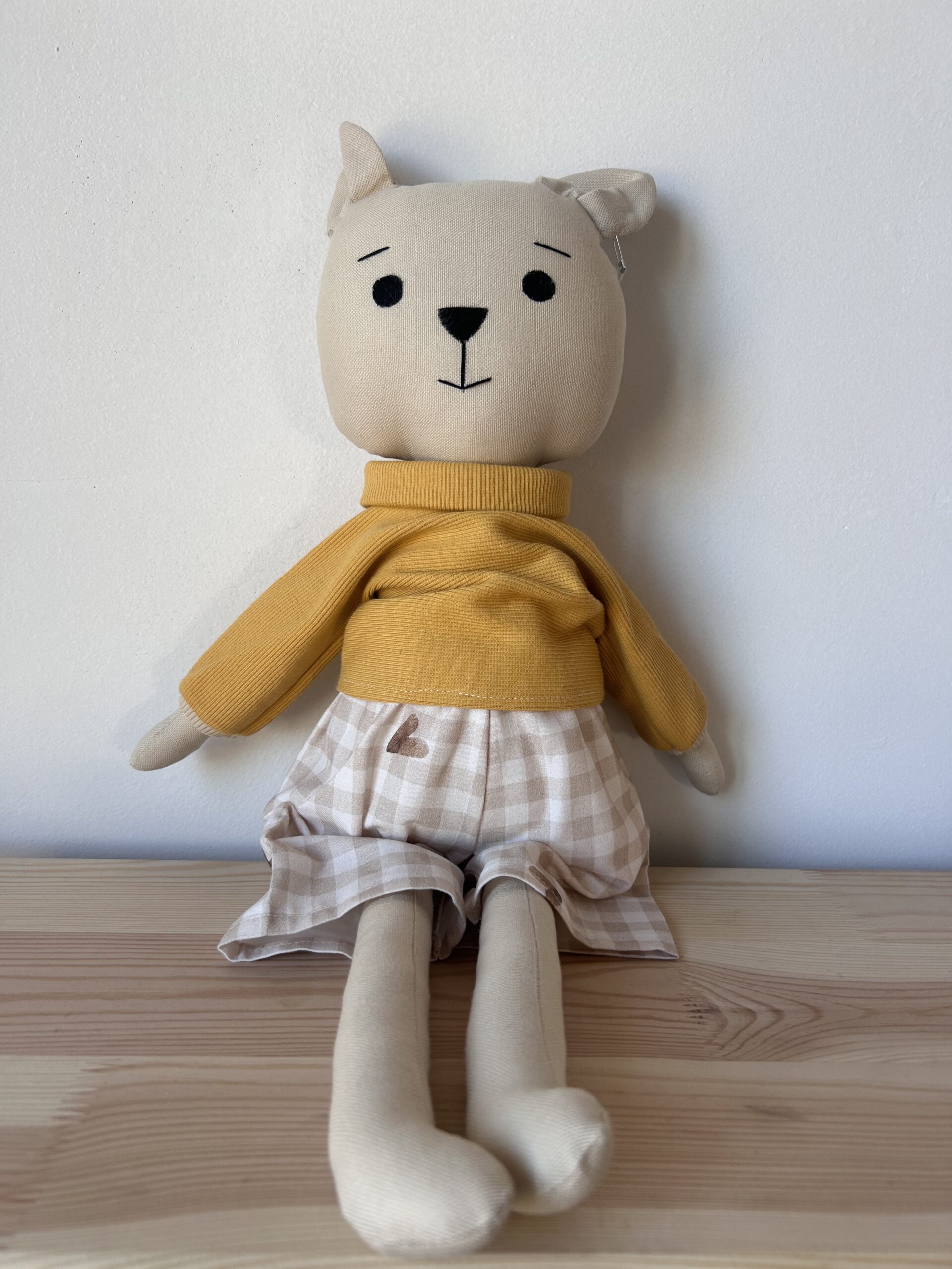 Ręcznie robiona lalka szmacianka miś Nikodem w żółtej bluzeczce