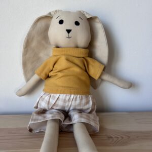 Ręcznie robiona lalka szmacianka królik Staś w żółtej bluzeczce