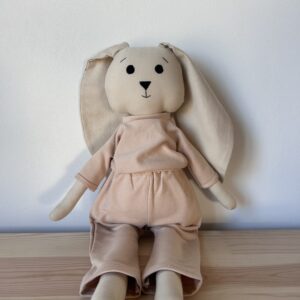 Ręcznie robiona lalka szmacianka królik Antonina w morelowym ubranku