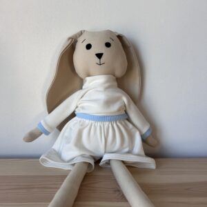 Ręcznie robiona lalka szmacianka królik Antoś w białym ubranku