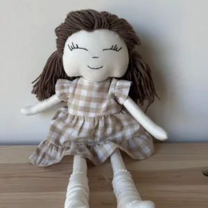Ręcznie robiona lalka szmacianka Kornelka w beżowej sukience w kratkę