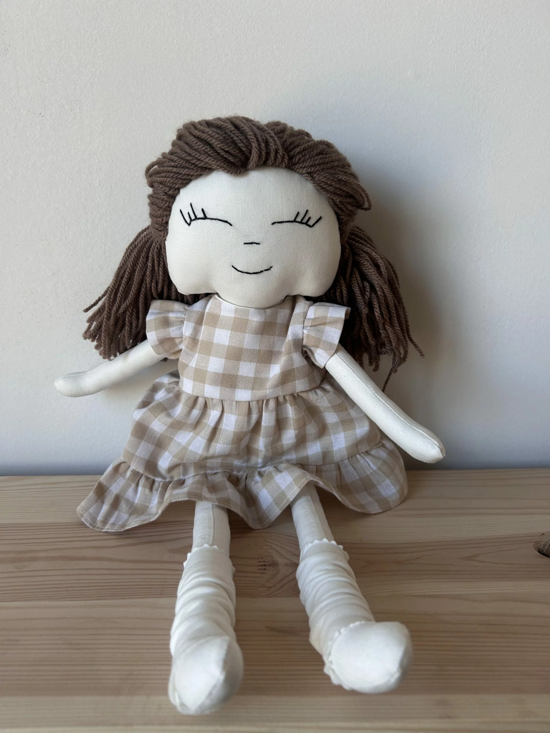 Ręcznie robiona lalka szmacianka Kornelka w beżowej sukience w kratkę