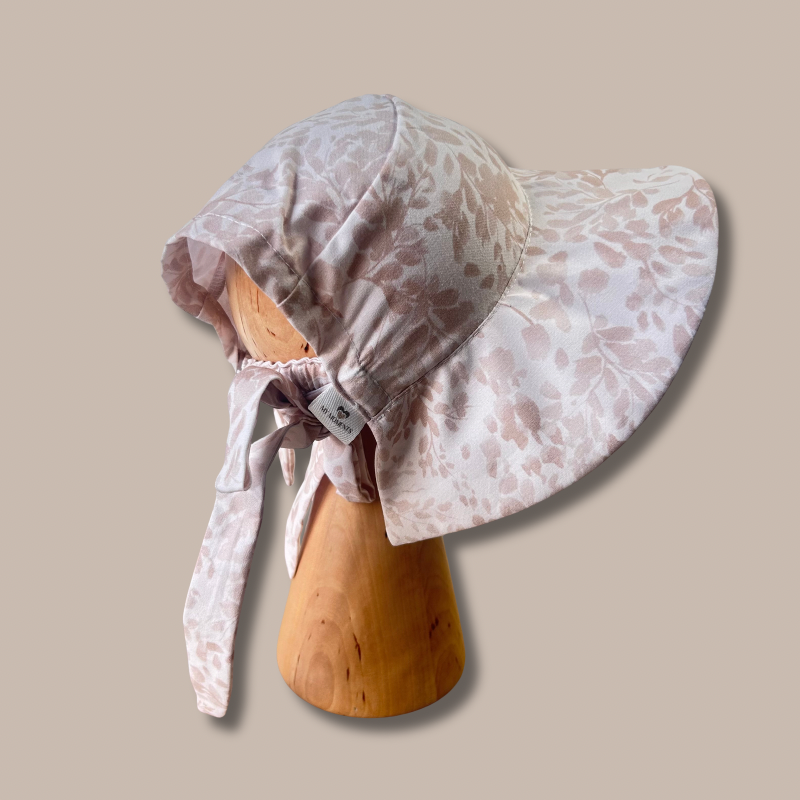 kapelusz dziecięcy z wiązaniem i gumką beige leaves