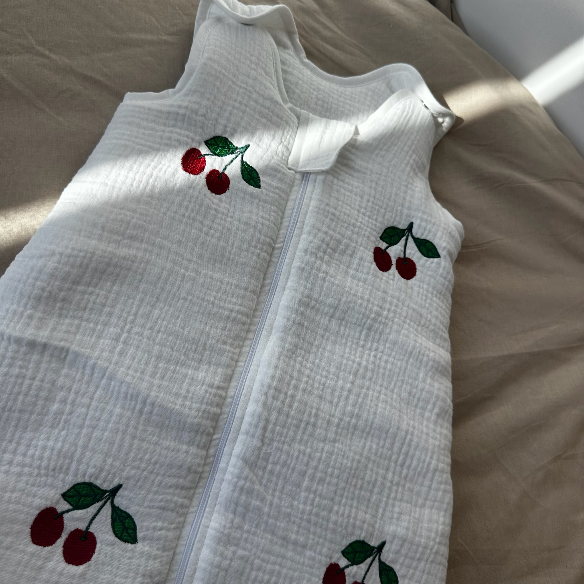 Muślinowy śpiworek do spania dla dzieci i niemowląt z haftem Cherry - obrazek 2